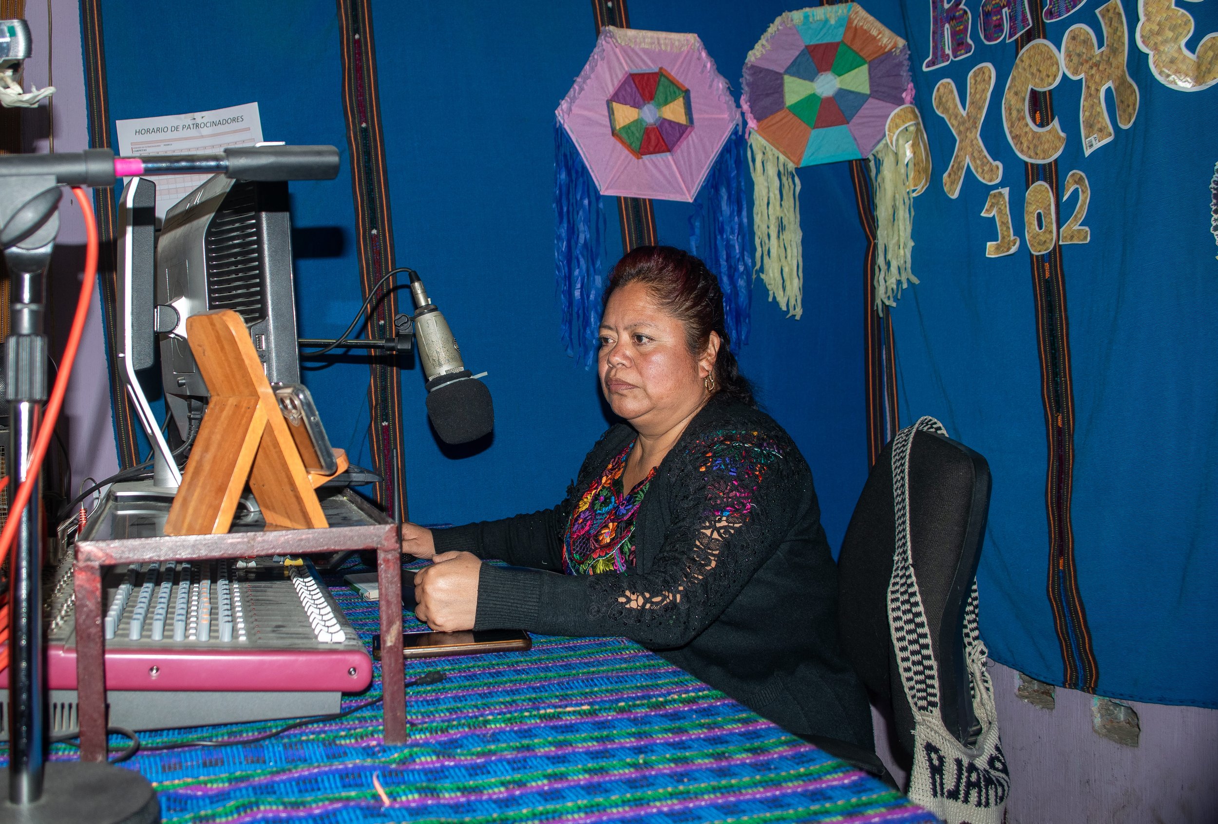  Yolanda Chis es enfermera, pero también locuta en la radio Ixchel que se transmite en la frecuencia 102 F.M. Foto de Joel Solano 